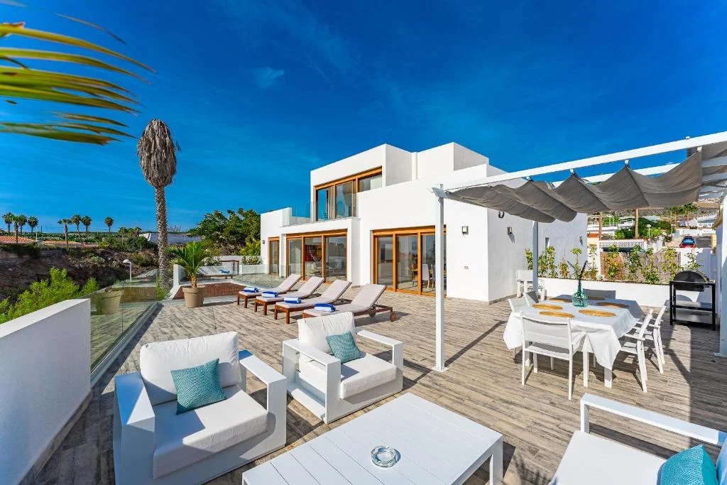 Ferienvilla Teneriffa mit Pool: Fassade der Villa Sun mit Sitzbereich im Freien
