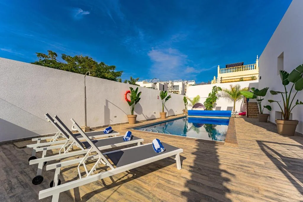 Reservar villa en Tenerife: piscina privada con tumbonas en Villa Sun