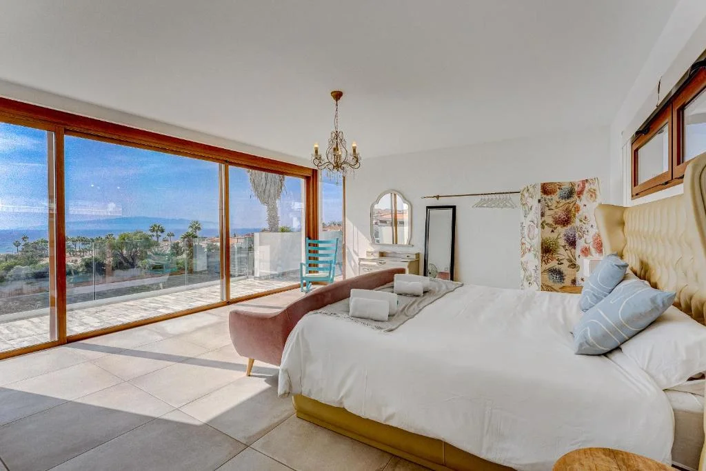 Schlafzimmer mit großen Fenstern und Blick nach draußen