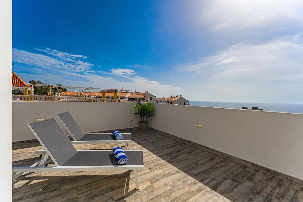 Villa Teneriffa 12 Personen: obere Terrasse mit Sonnenliegen und Blick zum Horizont